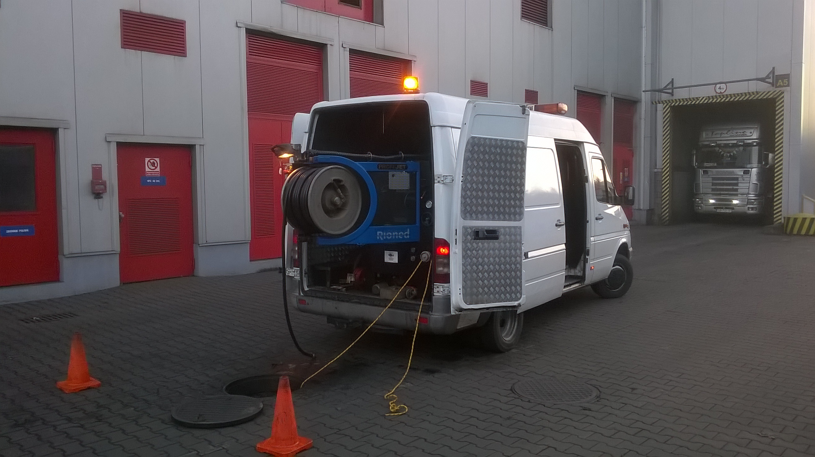 Mobilne pogotowie kanalizacyjne A.G. Trade - szybka interwencja