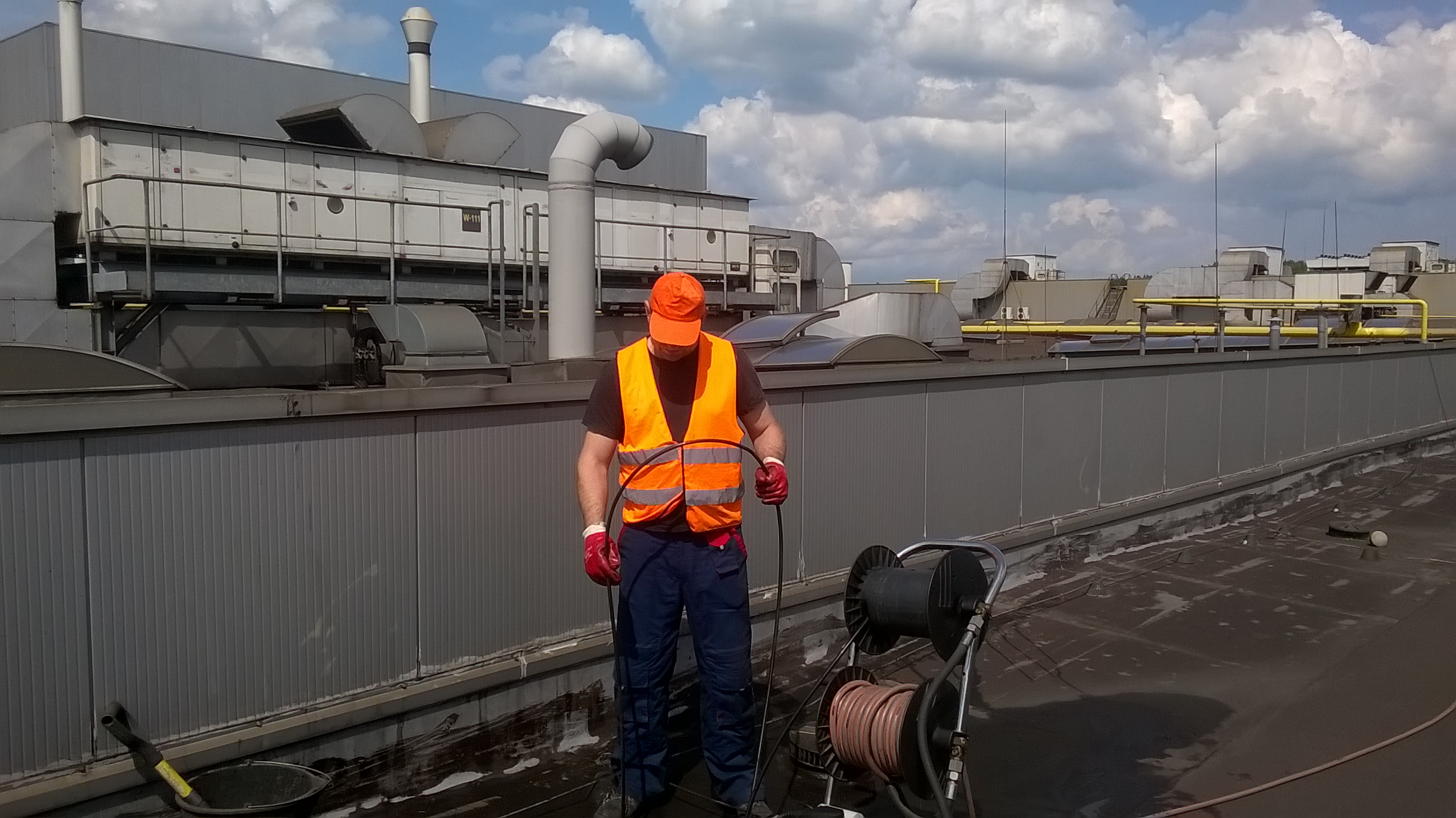 Udrażnianie pionów i instalacji dachowych na wysokościach